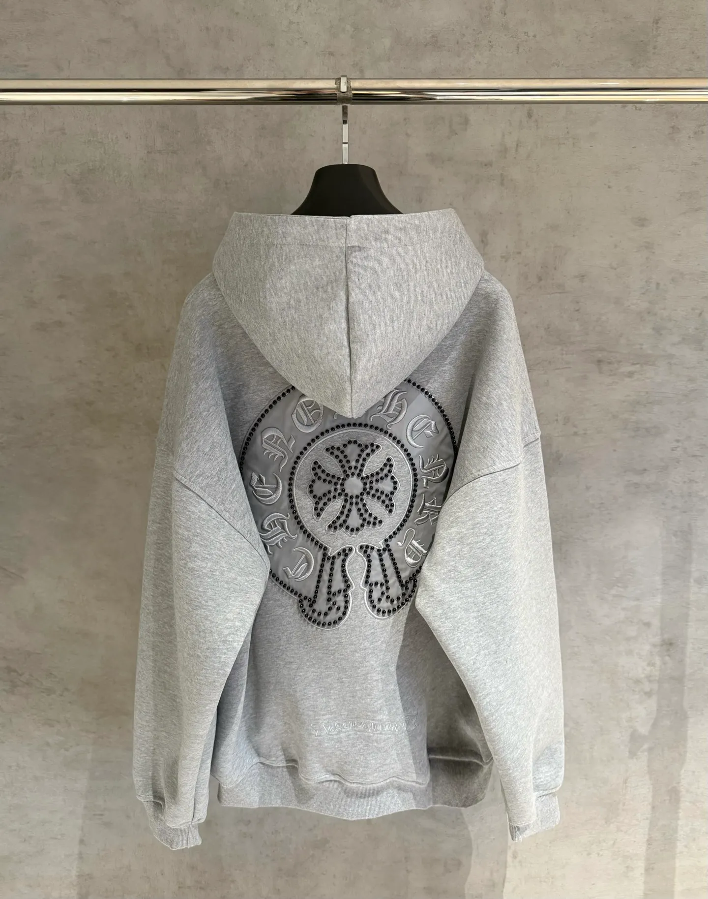 🅿️410 [Strict quality control] CH Croixin's new long-sleeved hooded sweatshirt. The fabric is made of heavy 480g double yarn fabric. Front and back embroidery➕beads. Ready-to-wear loose fit. The fabric is stiff and stylish. It does not deform or shrink. Color: black, white, floral gray. Size: M-2xl